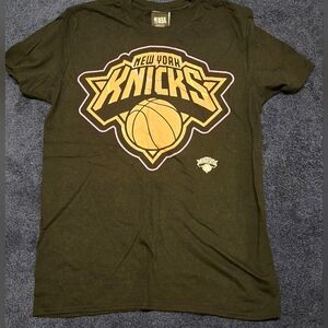 NBA New York Knicks Black and Gold Tee, M